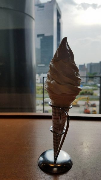 梅田スカイビルと無印のソフトクリーム。